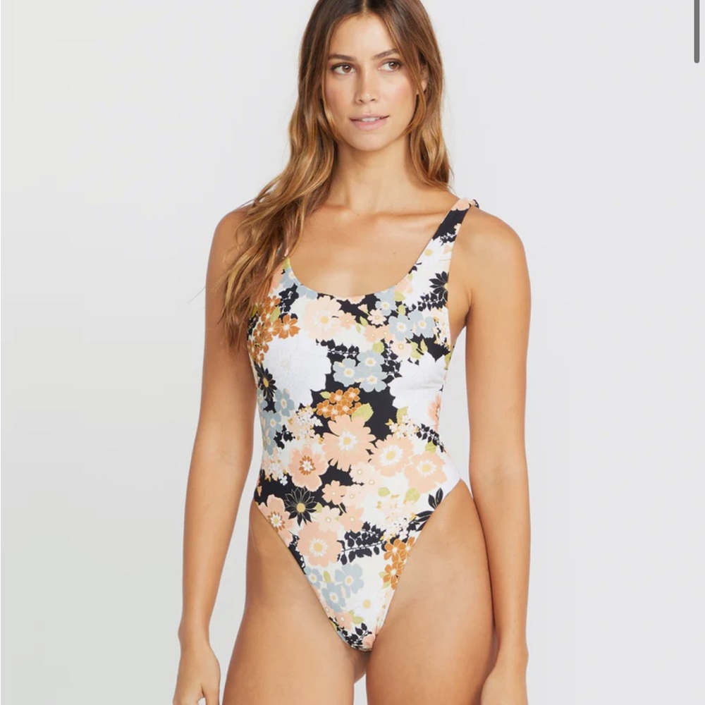 NWT Volcom Gold dust floral low back one piece swimsuit. Size M. Black/Peach/Wht